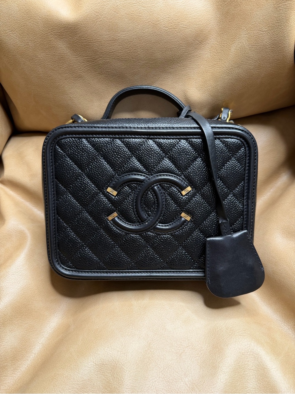 Caviar Quilted Medium CC Filigree Vanity Case Black